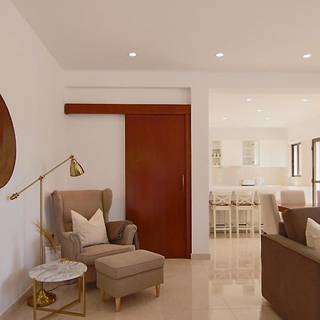 Phaedrus Living: City View Luxury Flat Androcleous Paphos Bagian luar foto