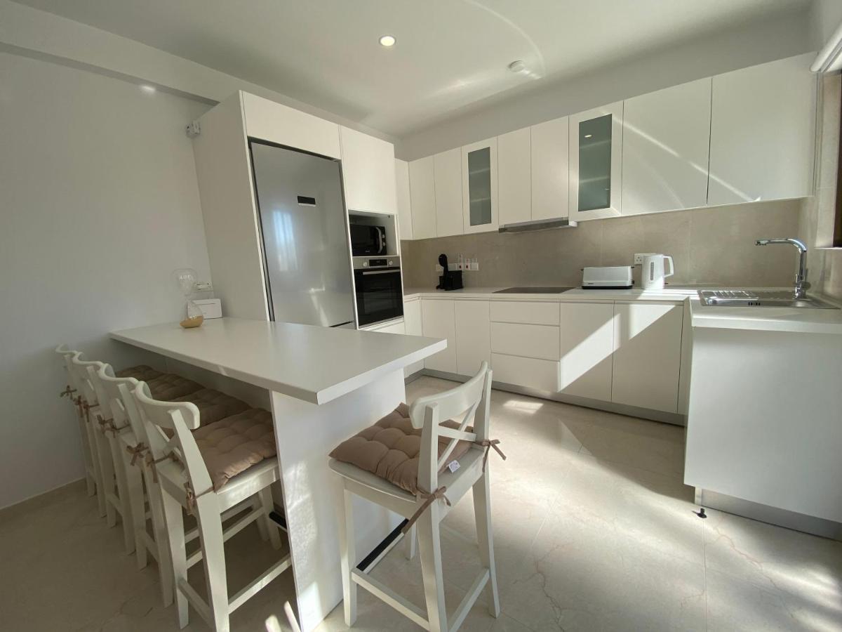 Phaedrus Living: City View Luxury Flat Androcleous Paphos Bagian luar foto