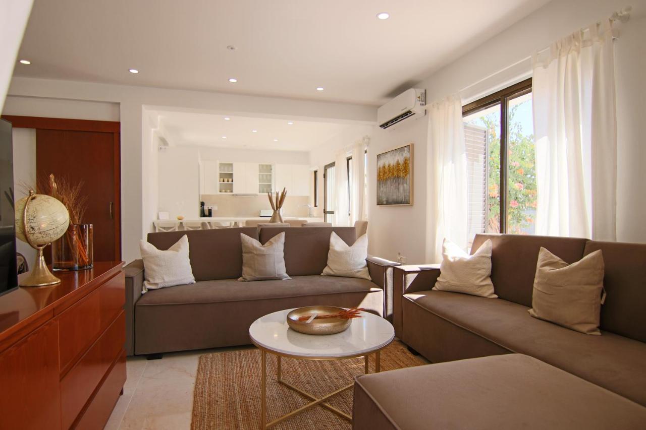 Phaedrus Living: City View Luxury Flat Androcleous Paphos Bagian luar foto